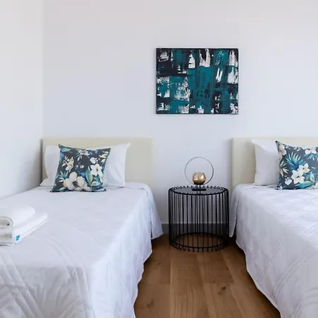 Premier 401 3 Bed * 파포스